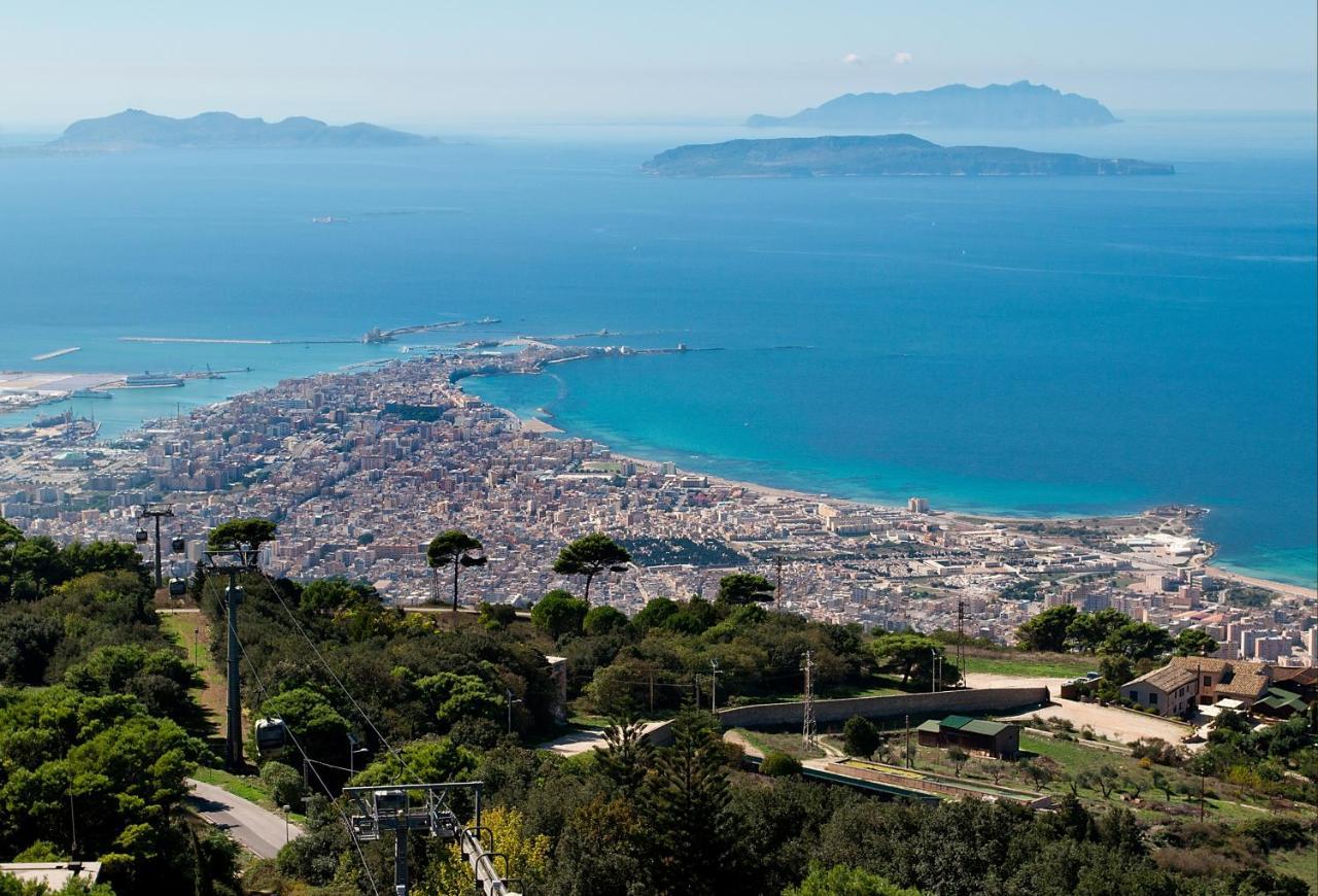 Sole, Mare E Trallalla Rilievo Buitenkant foto